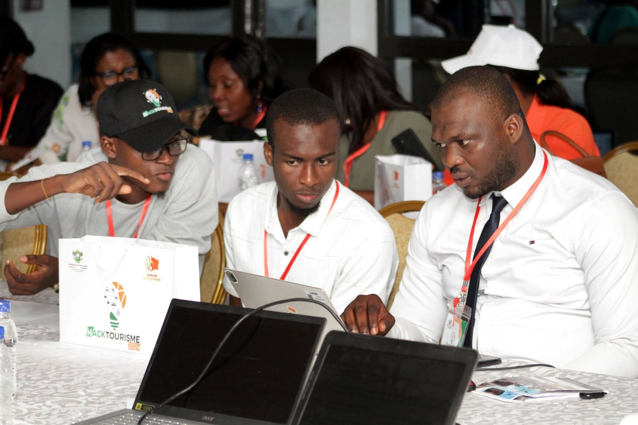 Abdoul Karim Camara travaille avec son équipe pendant le Hack Tourisme