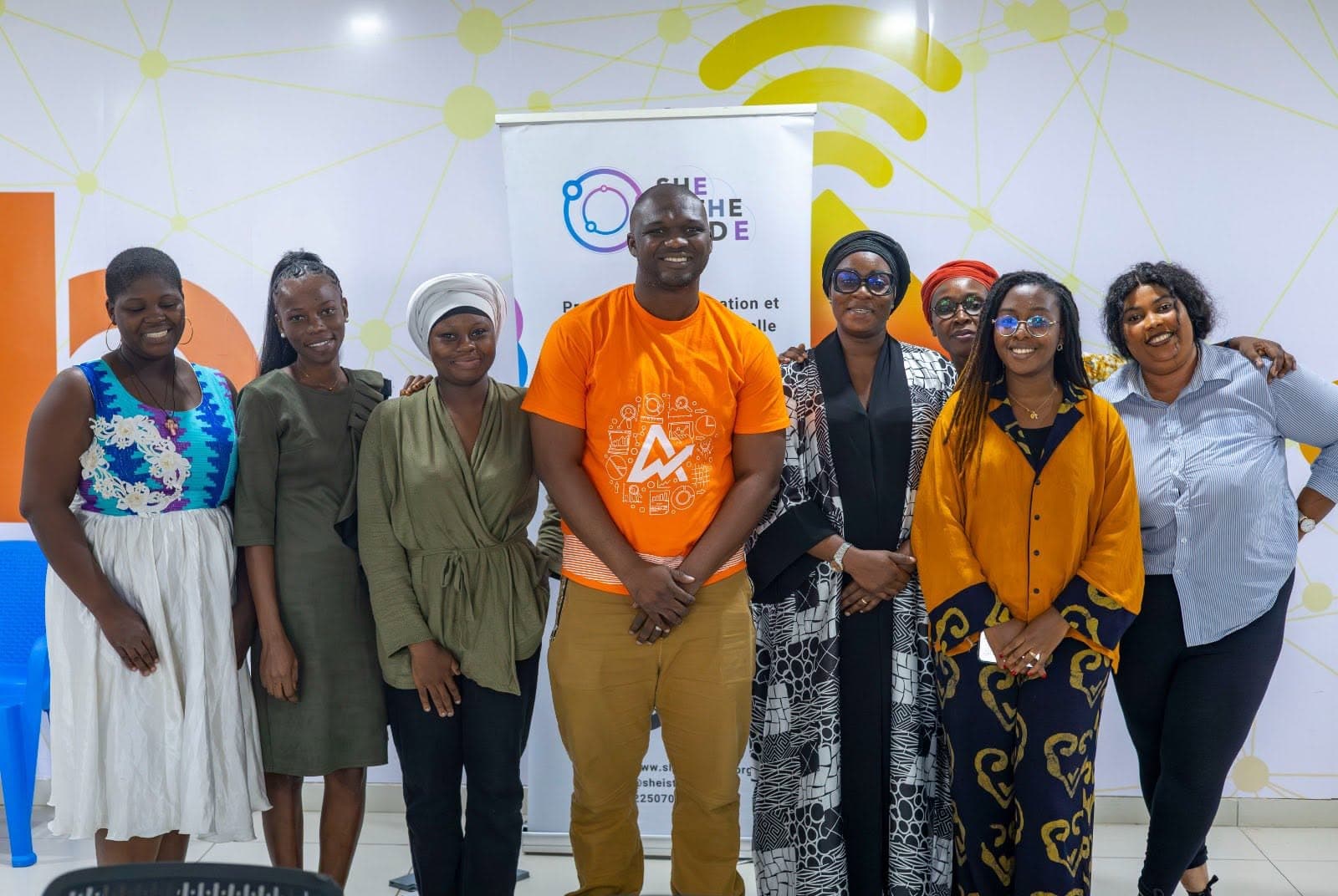 Abdoul Karim Camara avec les participantes de She Is The Code à la fin d’un atelier