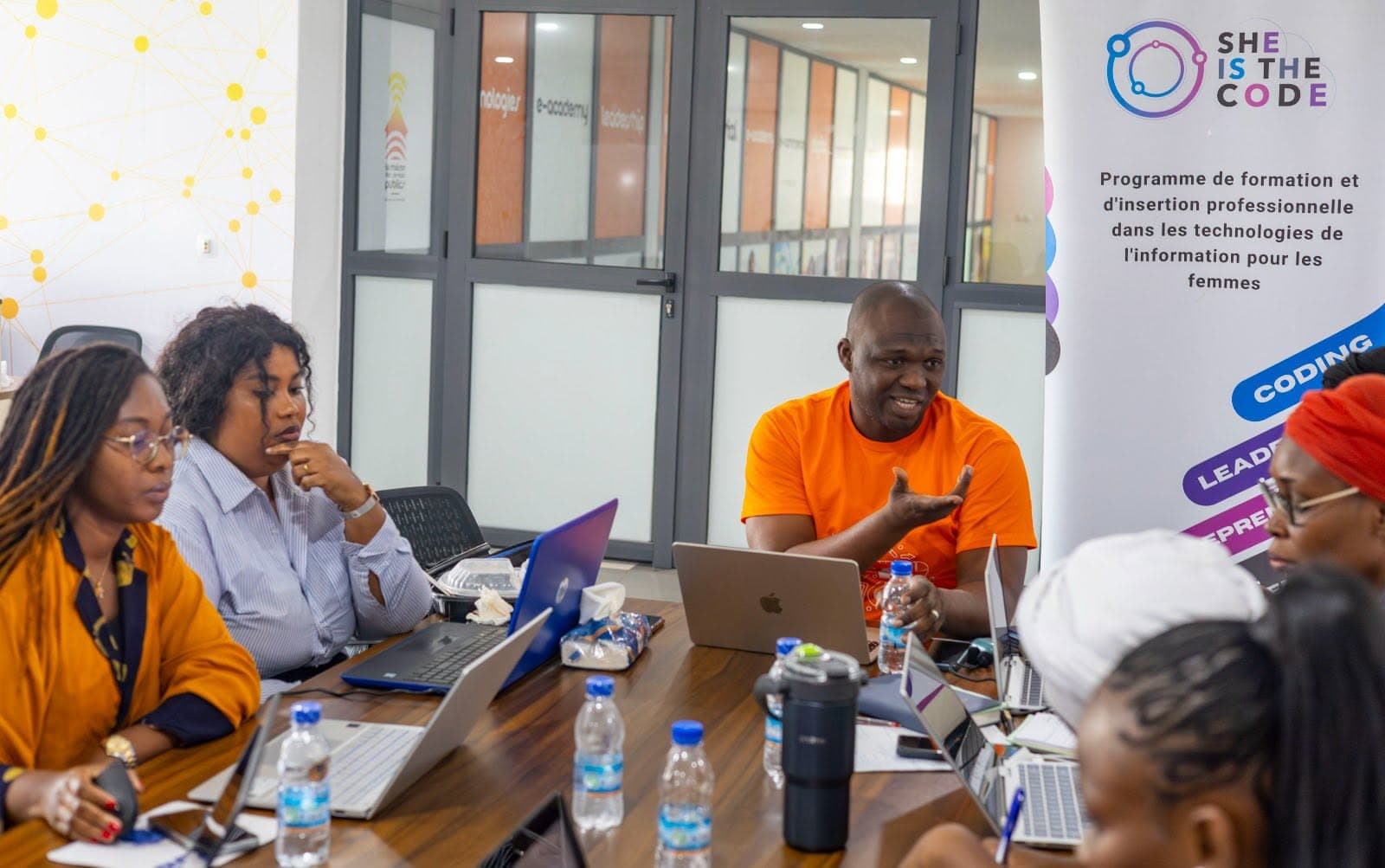 Échange avec les participantes pendant un atelier She Is The Code